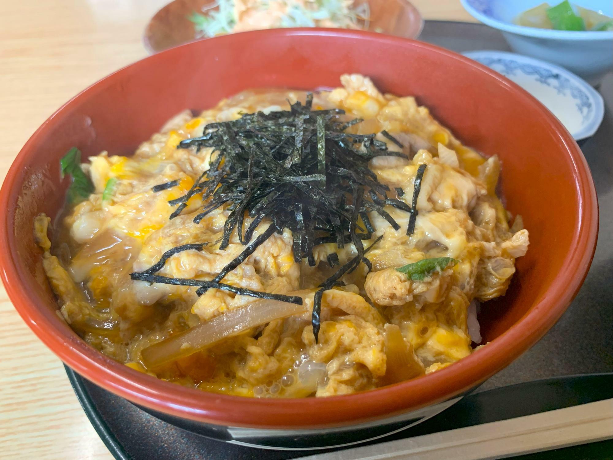 湯気が立ちのぼる親子丼