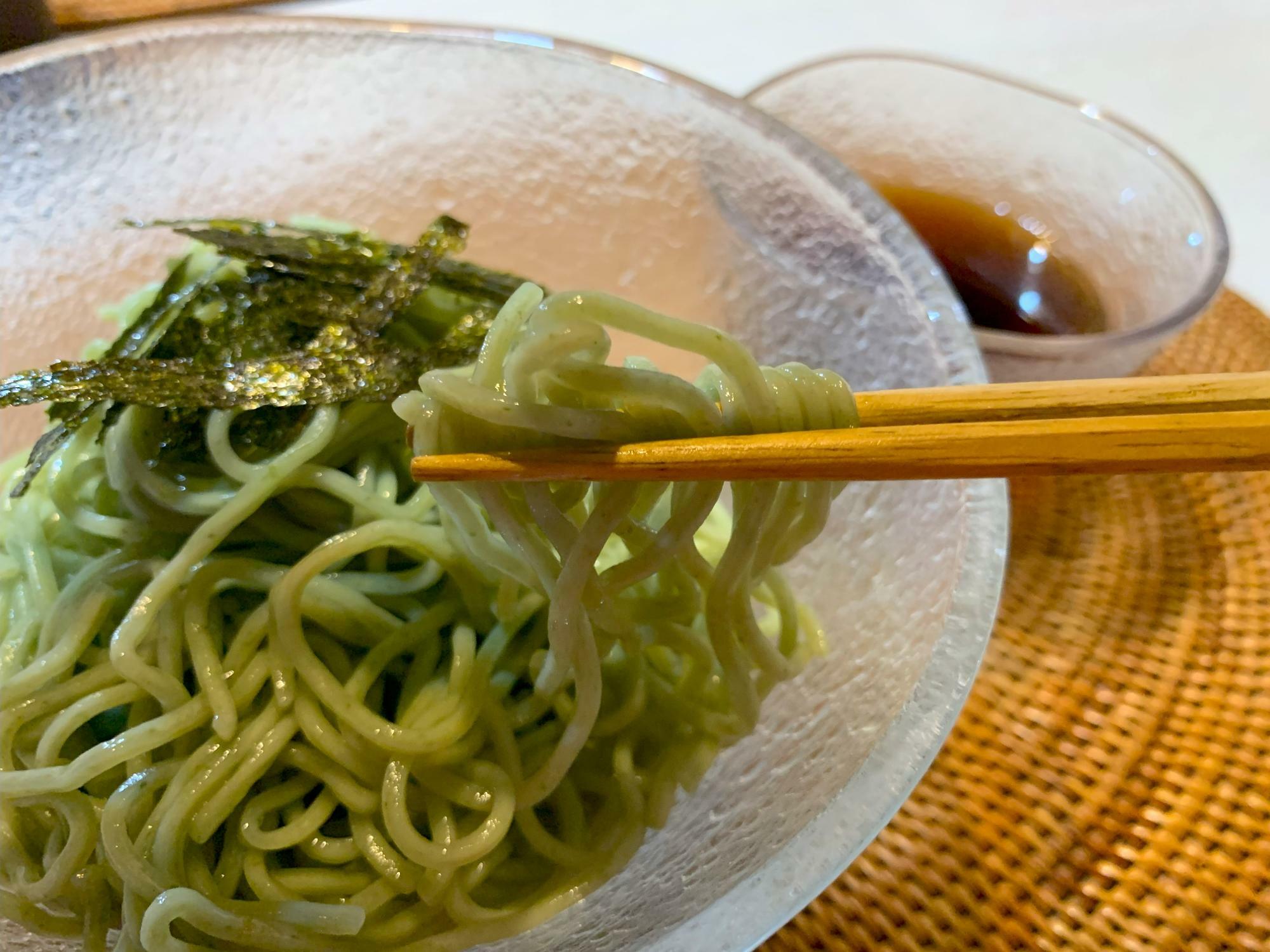 麺は鮮やかな緑色