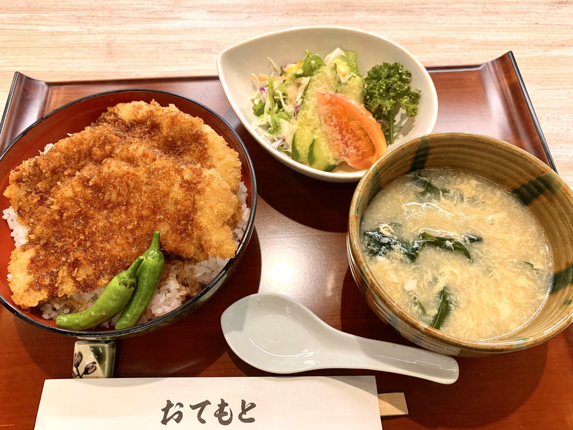 タレカツ丼（スープ・サラダ付き）950円