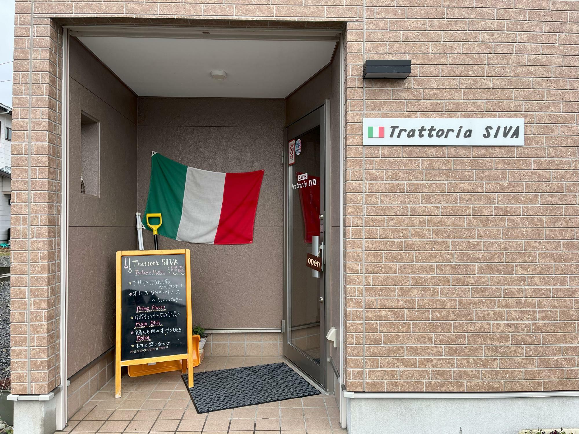 「trattoria SIVA」の入口