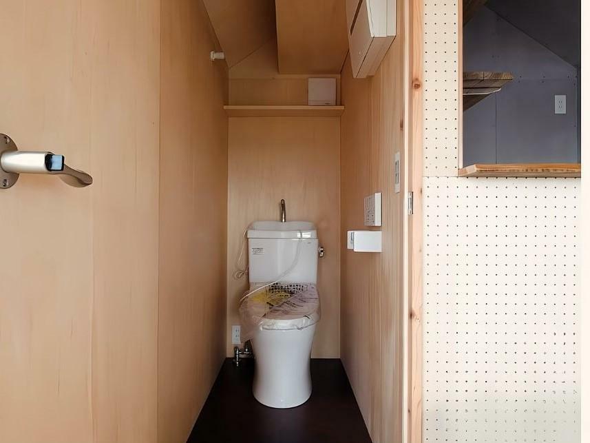 トイレの設置例（画像提供：TinyHouse 回-Kai-）