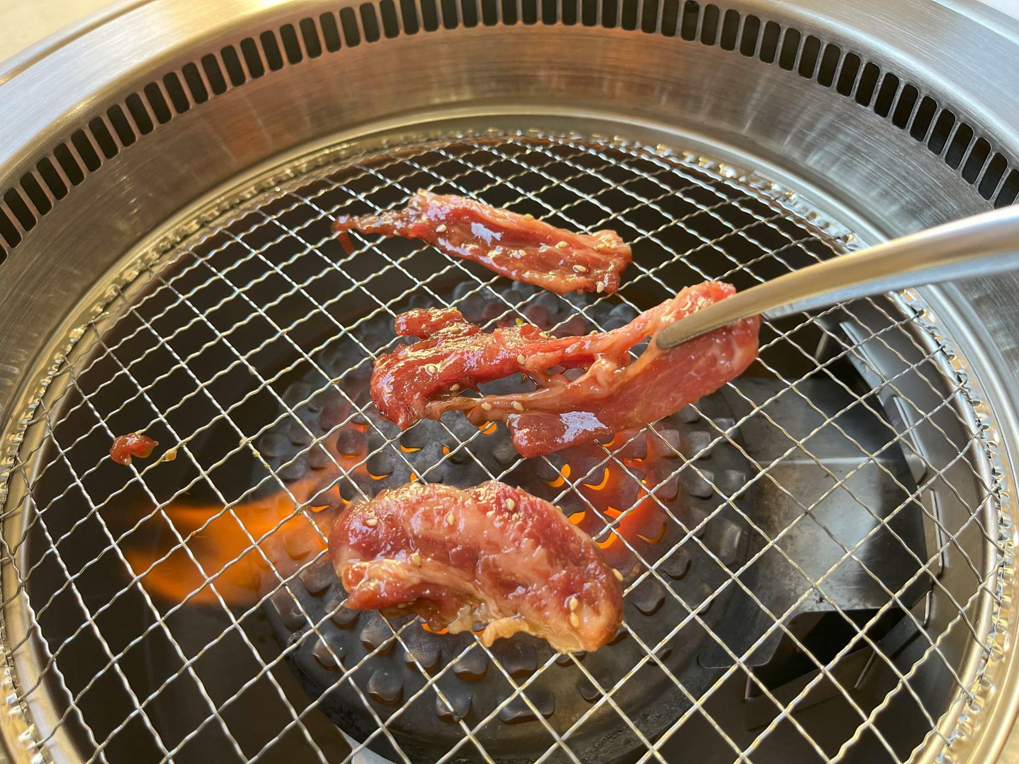 牛バラカルビを焼きます