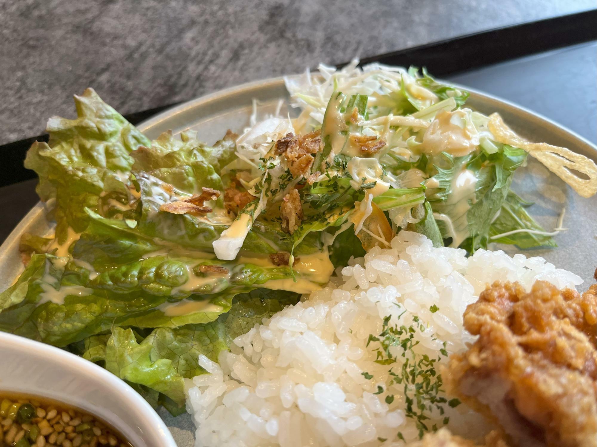 サラダとご飯