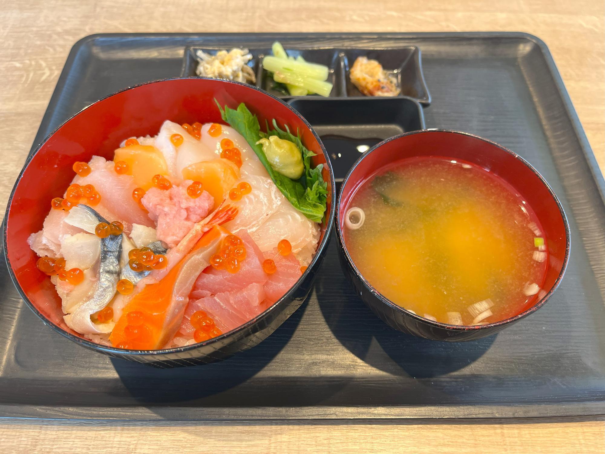 お任せ海鮮丼（950円）