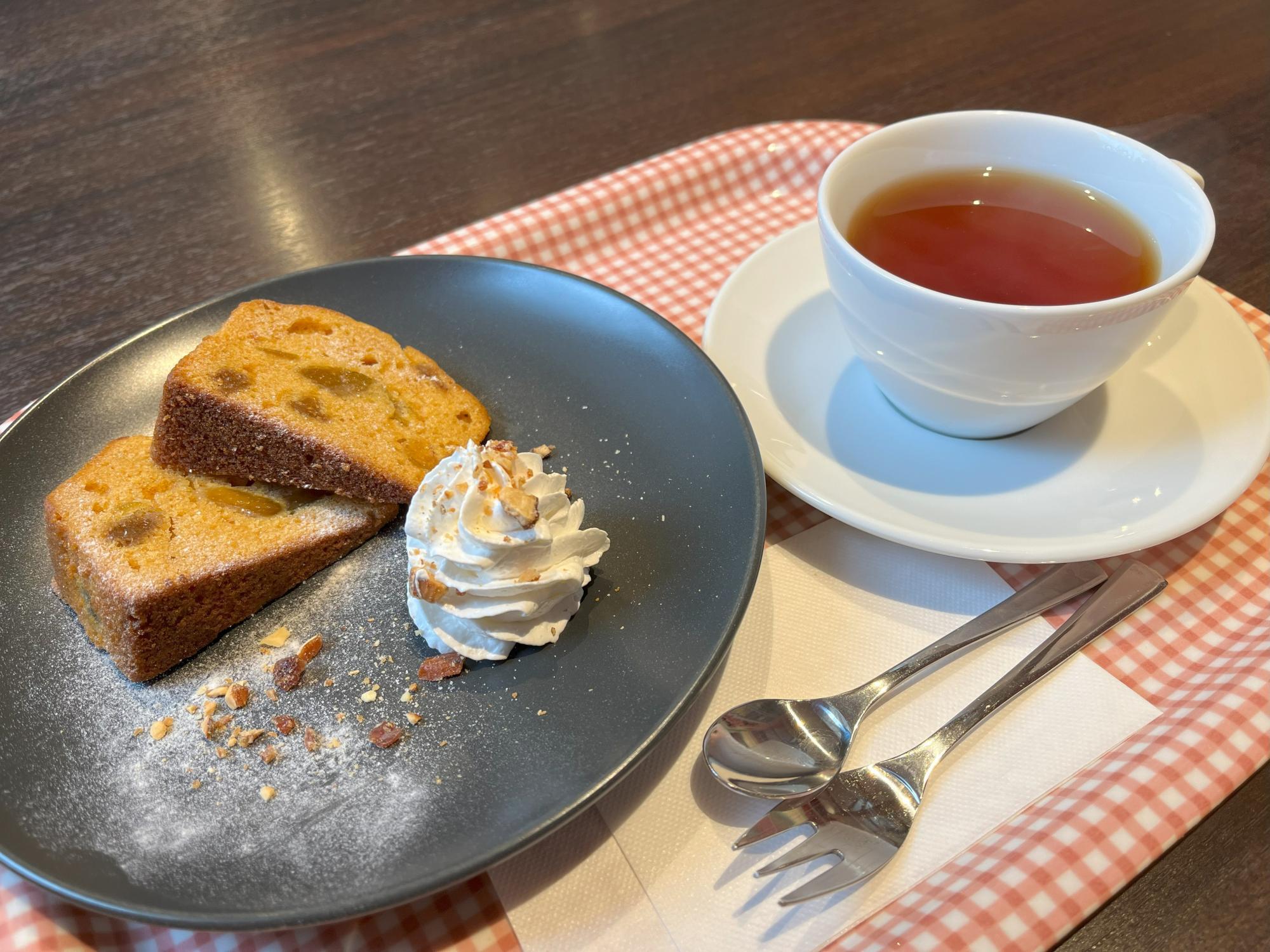 パウンドケーキに飲み物付き