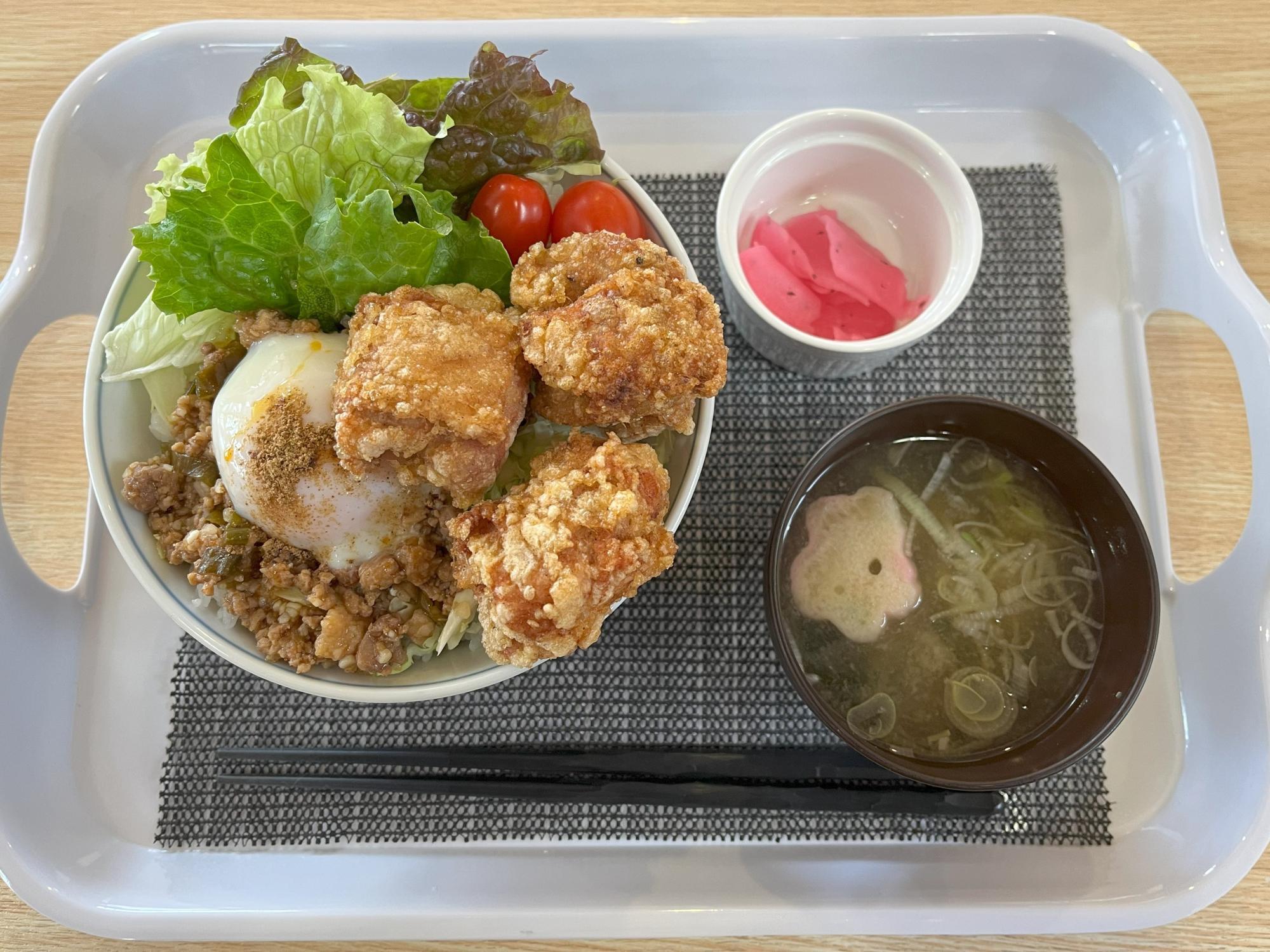 ニク玉丼（820円）