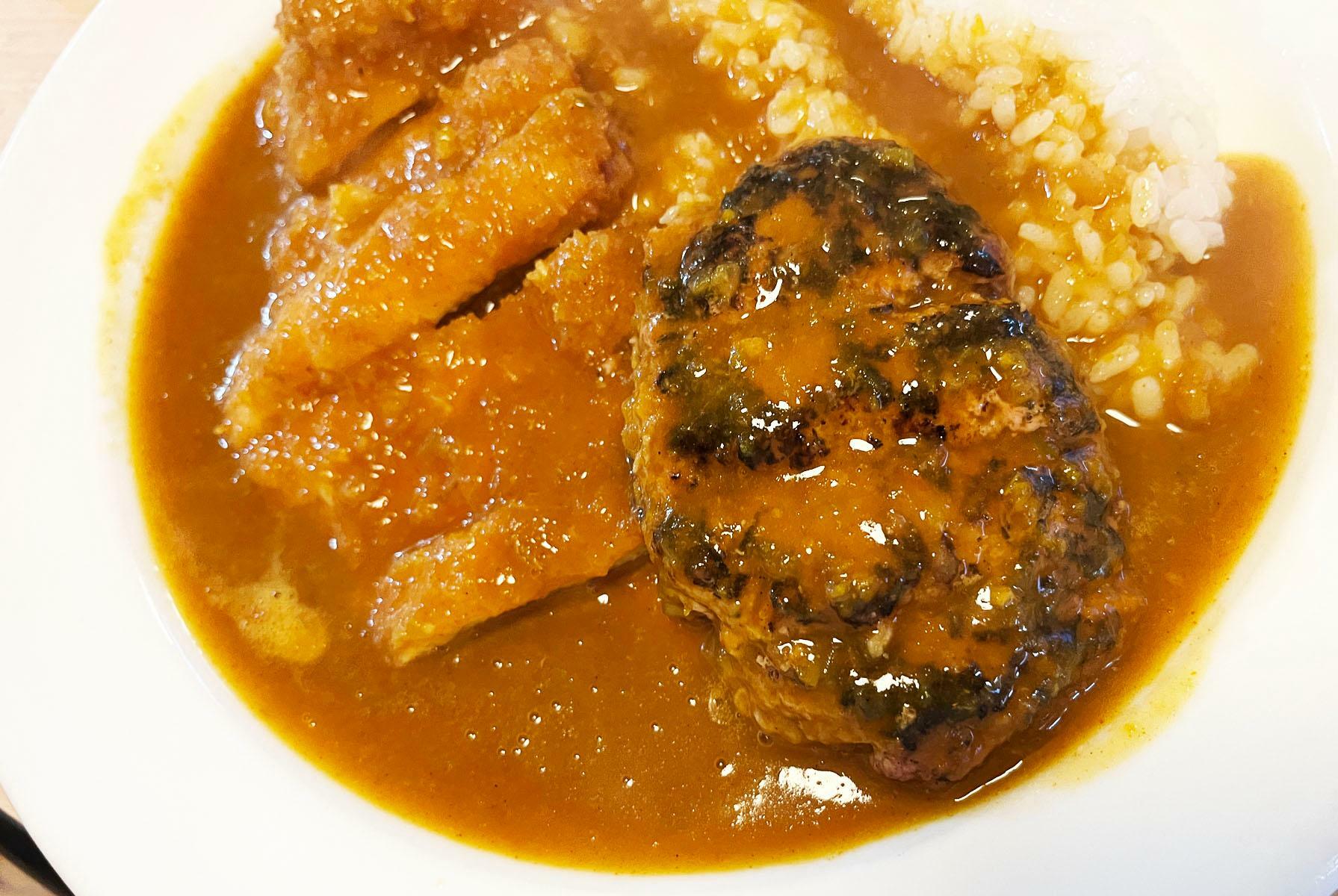 ハンバーグとカツのコンビカレー