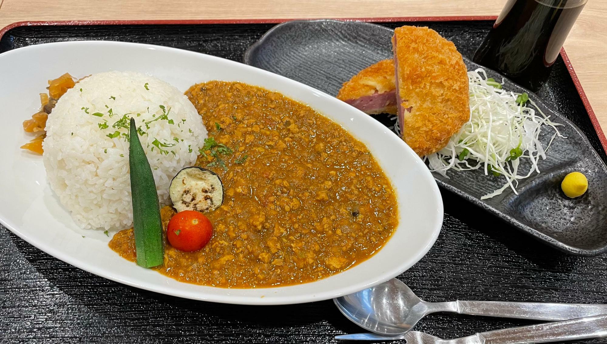 カレーに追加でハムカツもオーダー