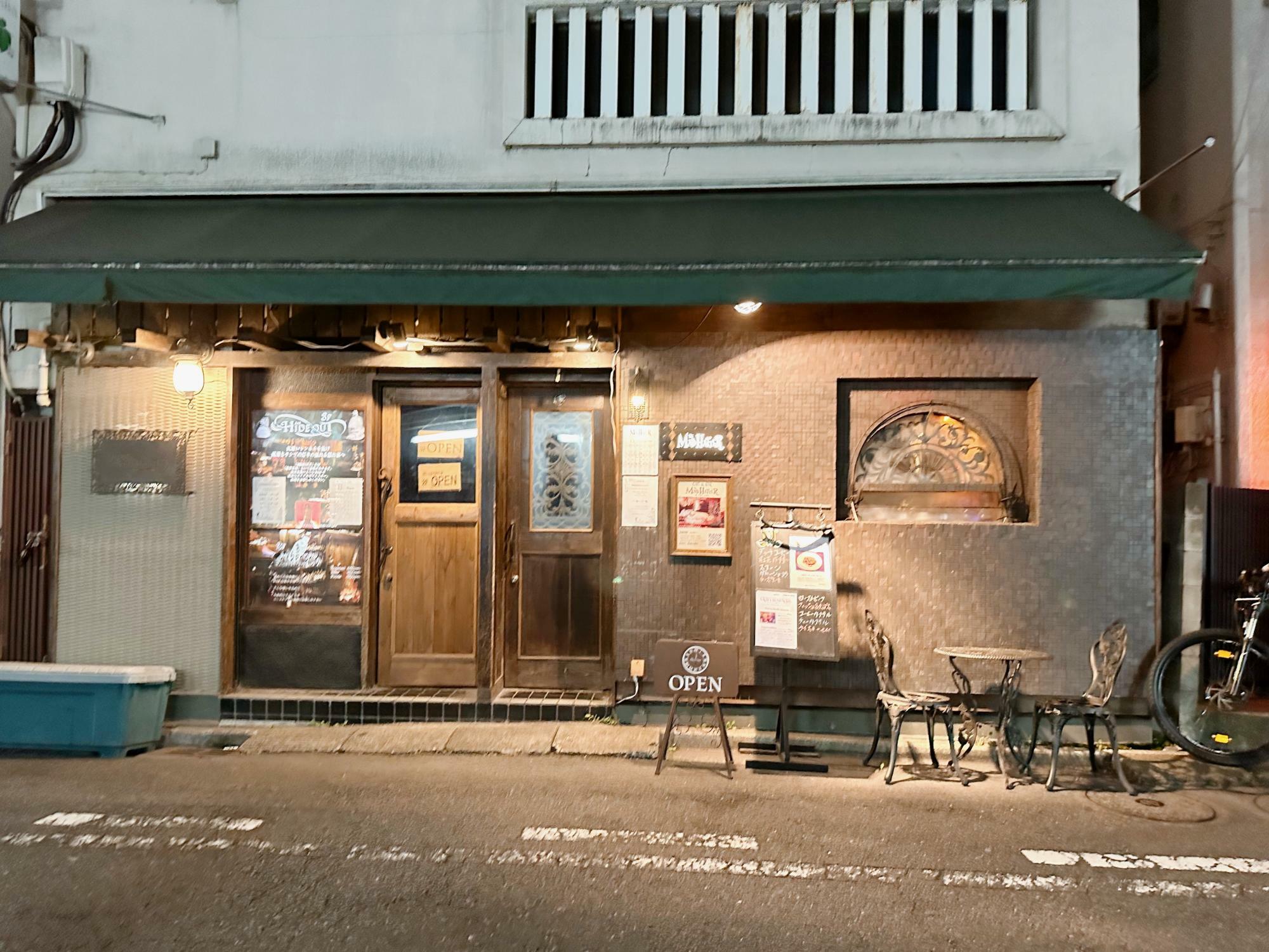 右のドアがMAD HATTERの入口。左のドアを開いて階段を上ると3階は姉妹店のBar HIDEOUTがあります。