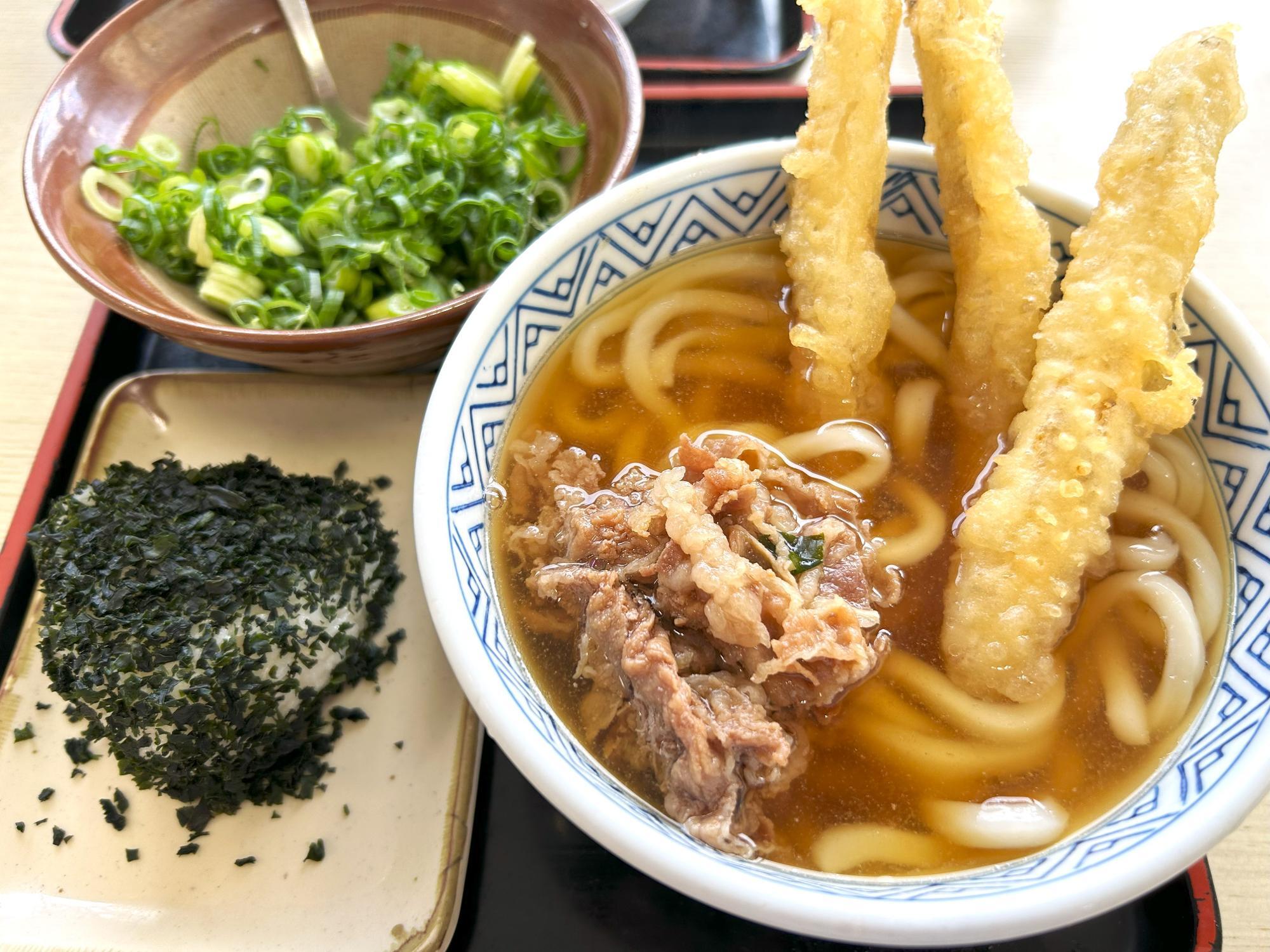 肉ごぼう天うどん、わかめむすび