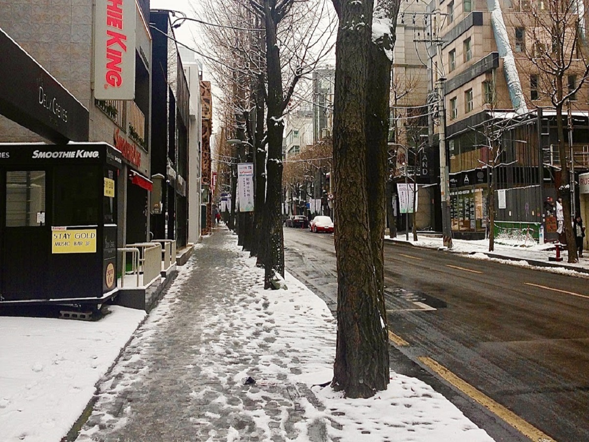 雪が積もるソウルの街並み