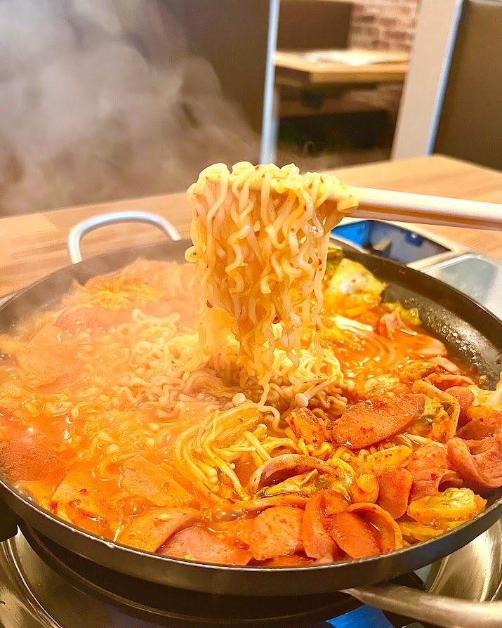 韓国料理】オンラインですぐ完売の人気メニュー!店舗で食べれる 韓国料理】オンラインですぐ完売の人気メニュー!店舗で食べれる
