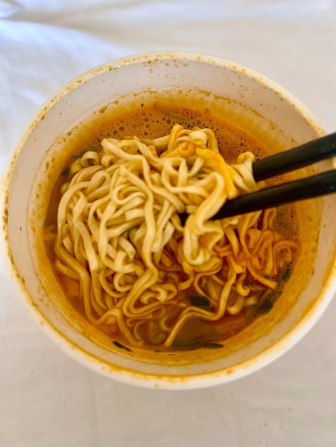 カップラーメンではおなじみの平らなちぢれ麵