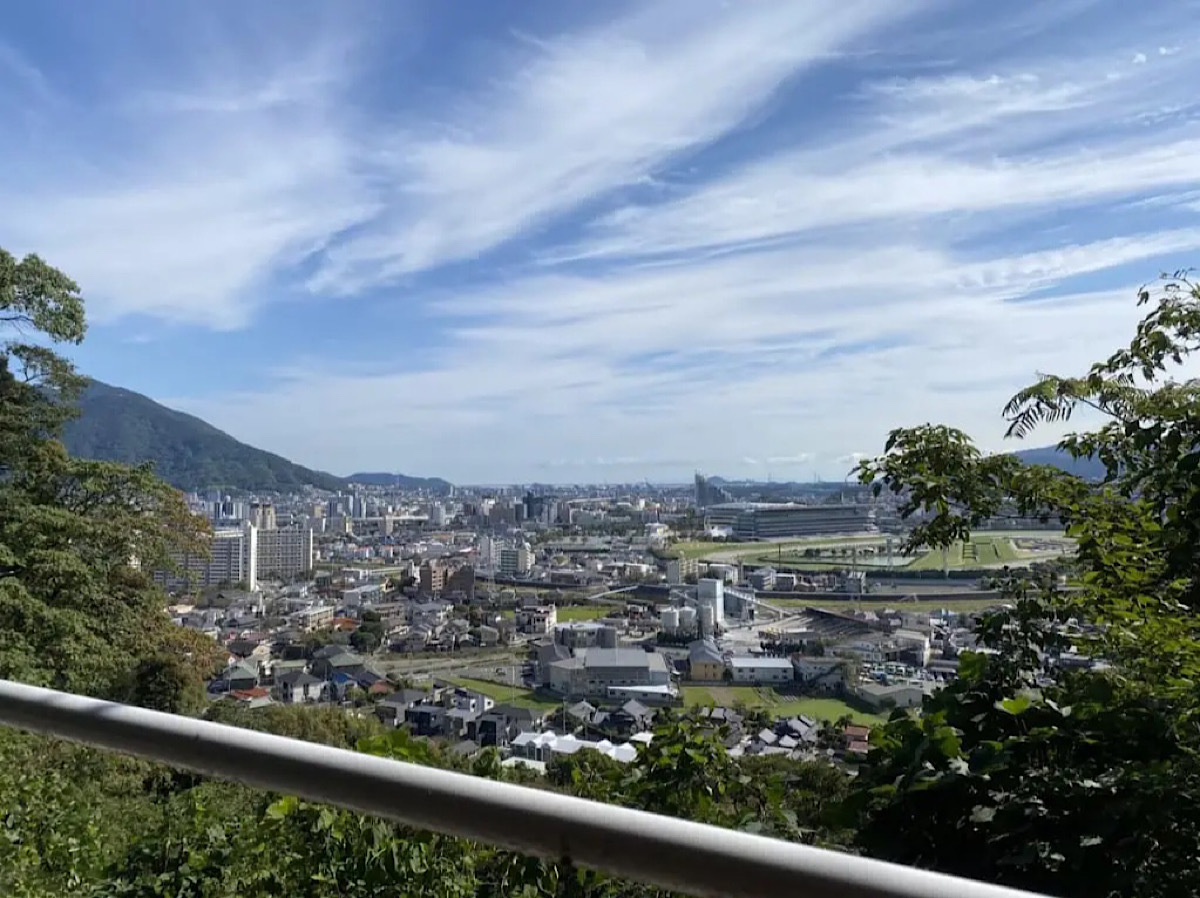 鷲峰山から見えるJRA小倉競馬場