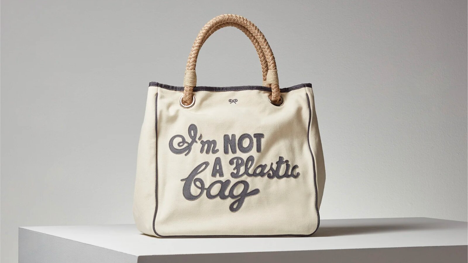 凄まじい反響を呼んだ伝説の【I’m Not A Plastic Bag】　出典：ANYA HINDMARCH HP 