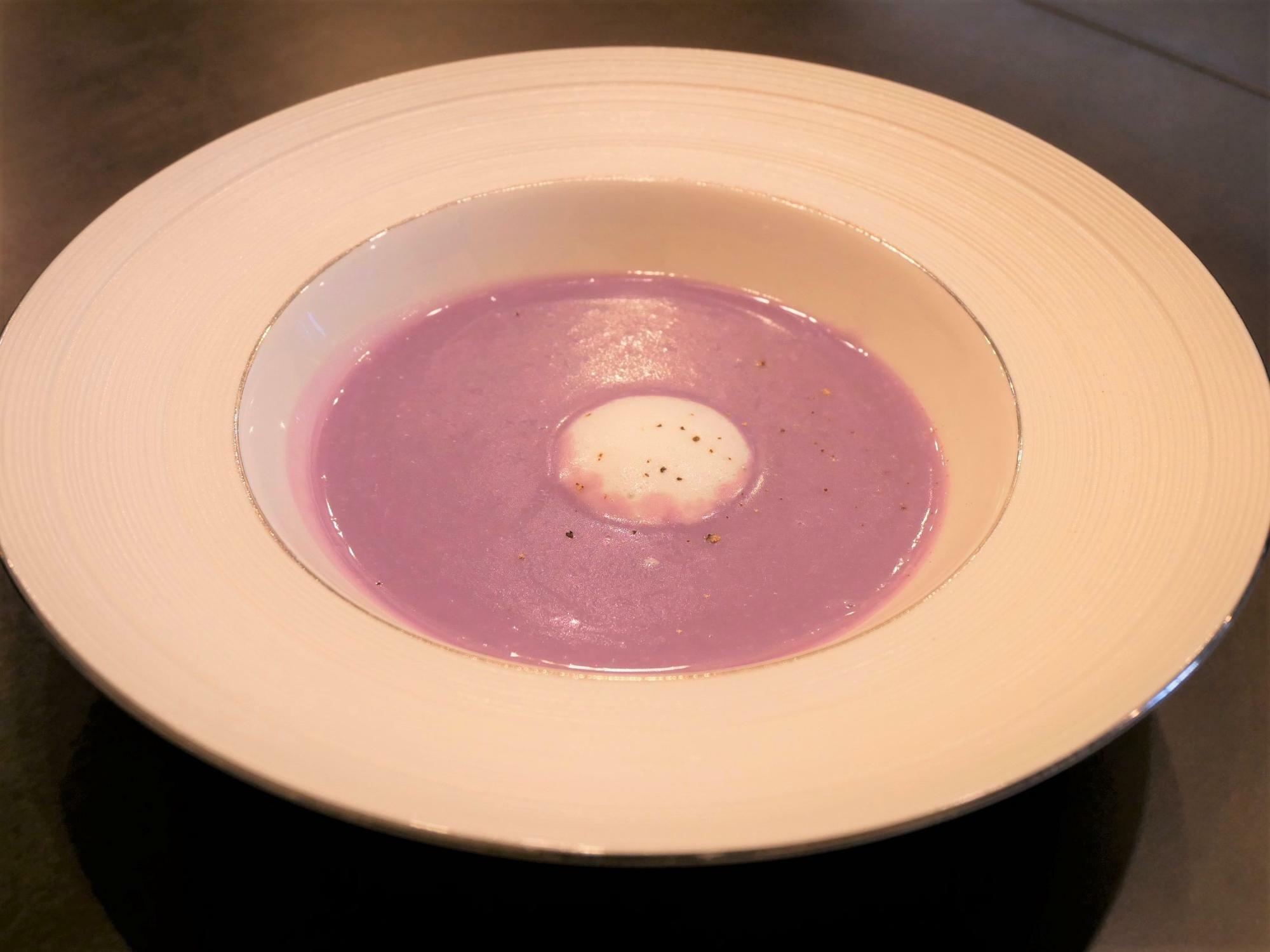紫イモのスープ