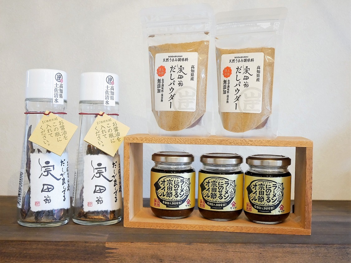 左は醤油を注いで完成させる「だしが良くでる宗田節」（1080円）。右下段は「ラーメンにのせる宗田節オイル」（800円）。上段は「宗田節だしパウダー」（390円）