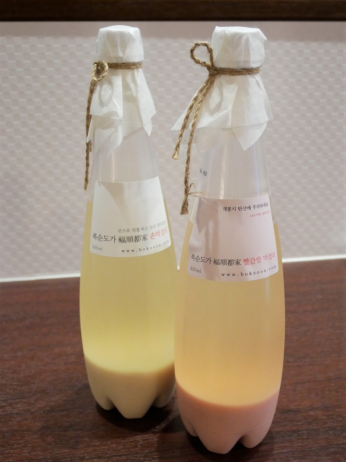 韓国産の白米（左）と赤米が原料の「ソンマッコリ」（各2800円）