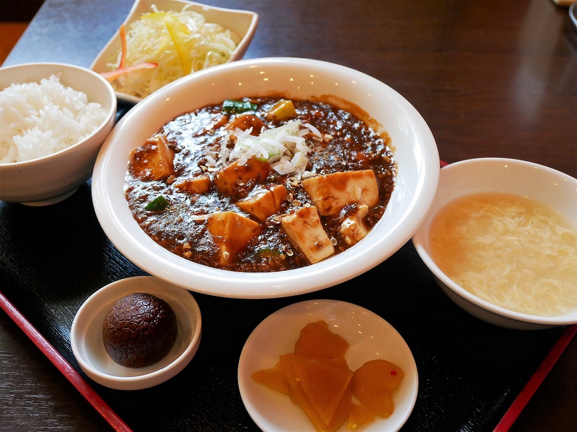 「麻婆豆腐ランチ」（830円）。サラダ、スープ、ご飯、漬け物、ライチ付き