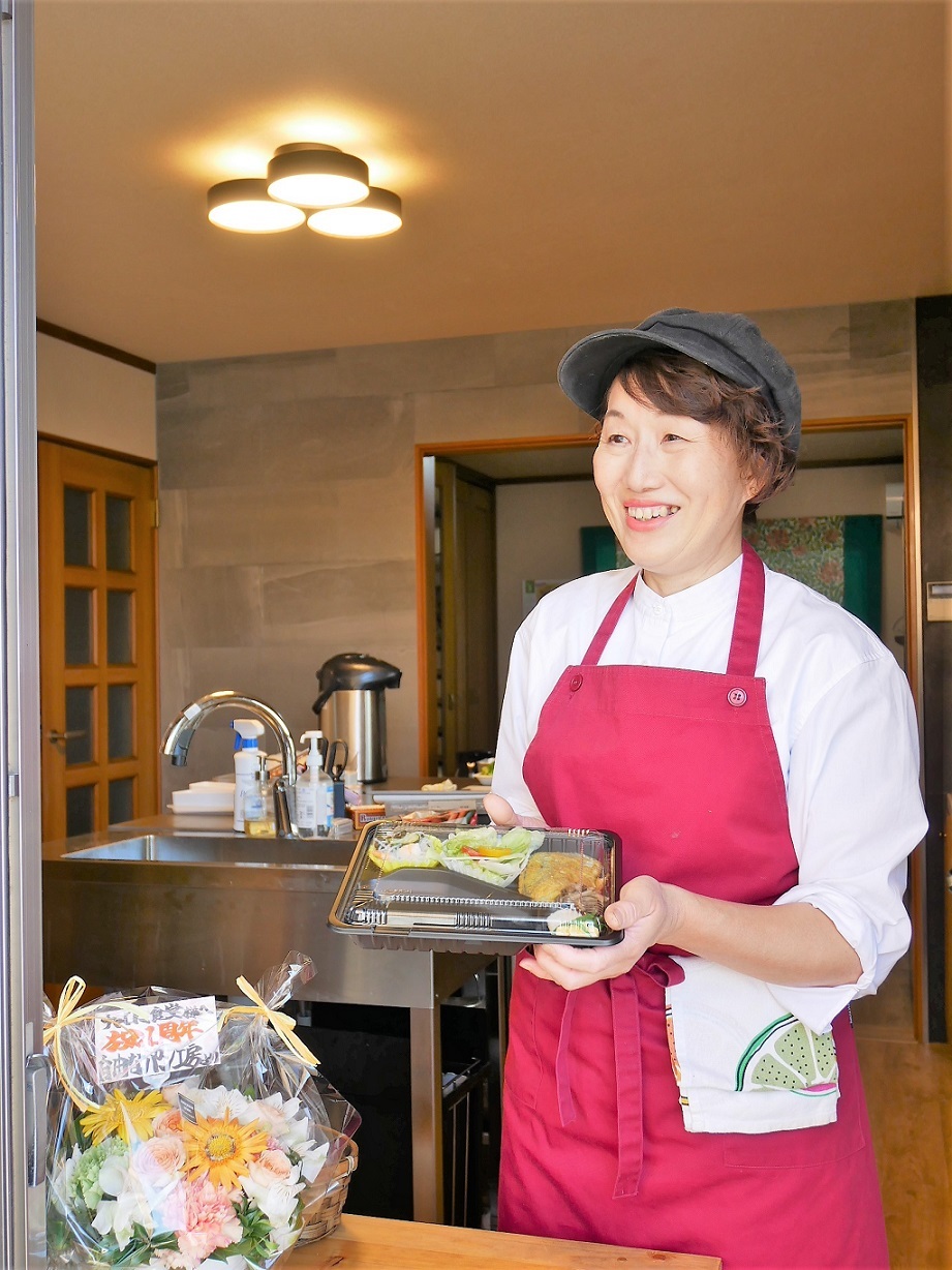 ほぼ一人で店を切り盛りするチャロミさん