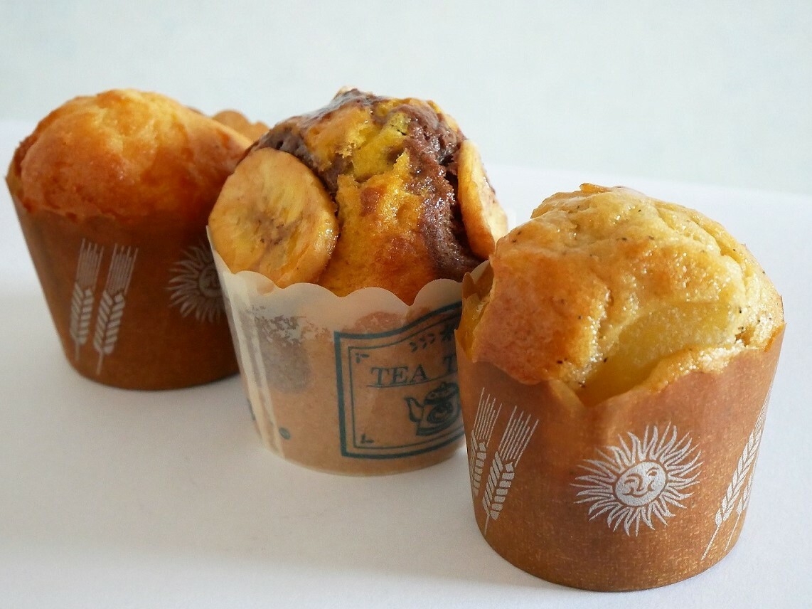 北海道産小麦を使用したマフィン。奥から「プレーン」（250円）「チョコバナナ」「リンゴ紅茶」（各300円）