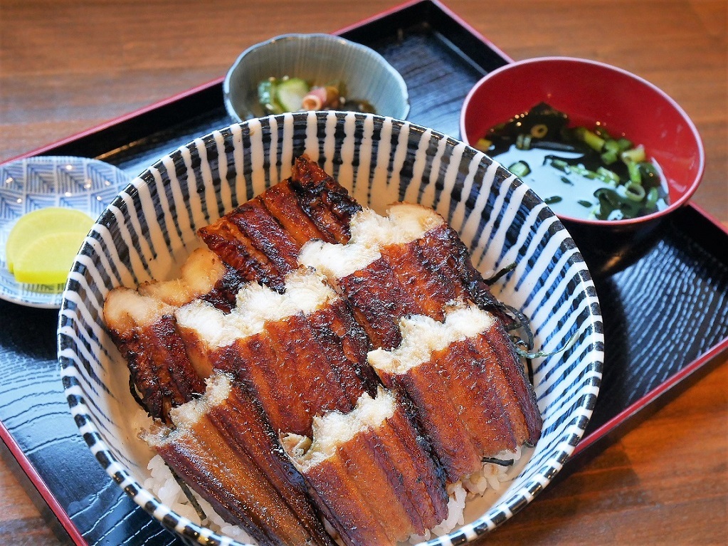 「あなご丼(中)」（1650円）。小鉢、漬物、汁物付き