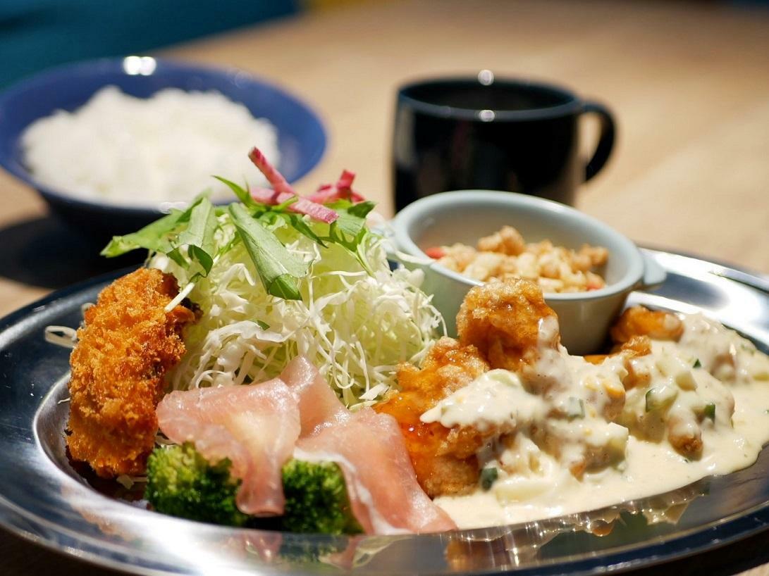 お皿がレトロな「喫茶フクナガの大人様プレート」（1400円）。ご飯、スープ付き