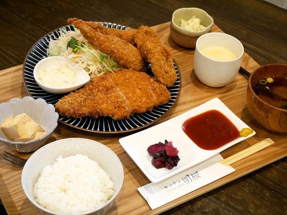 「明桜定食」（ヘレ肉、ロース、エビフライ・2100円）。写真は茶碗蒸し、小鉢付き（＋300円）