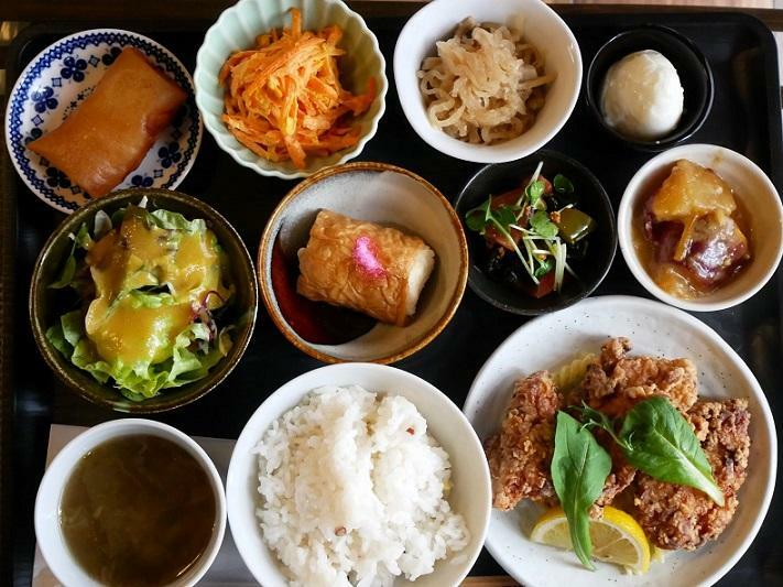 「糀と良きお野菜の膳　醤油糀からあげ」（1650円）