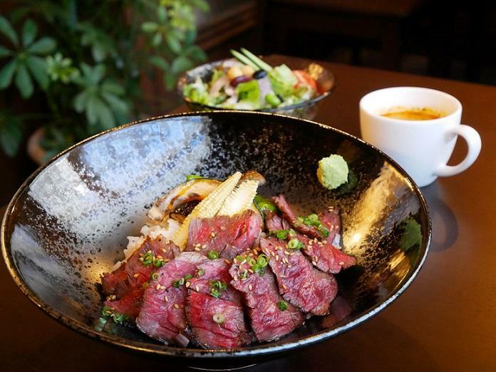 「はらみステーキ丼」（2800円）。サラダ、日替わりスープ付き