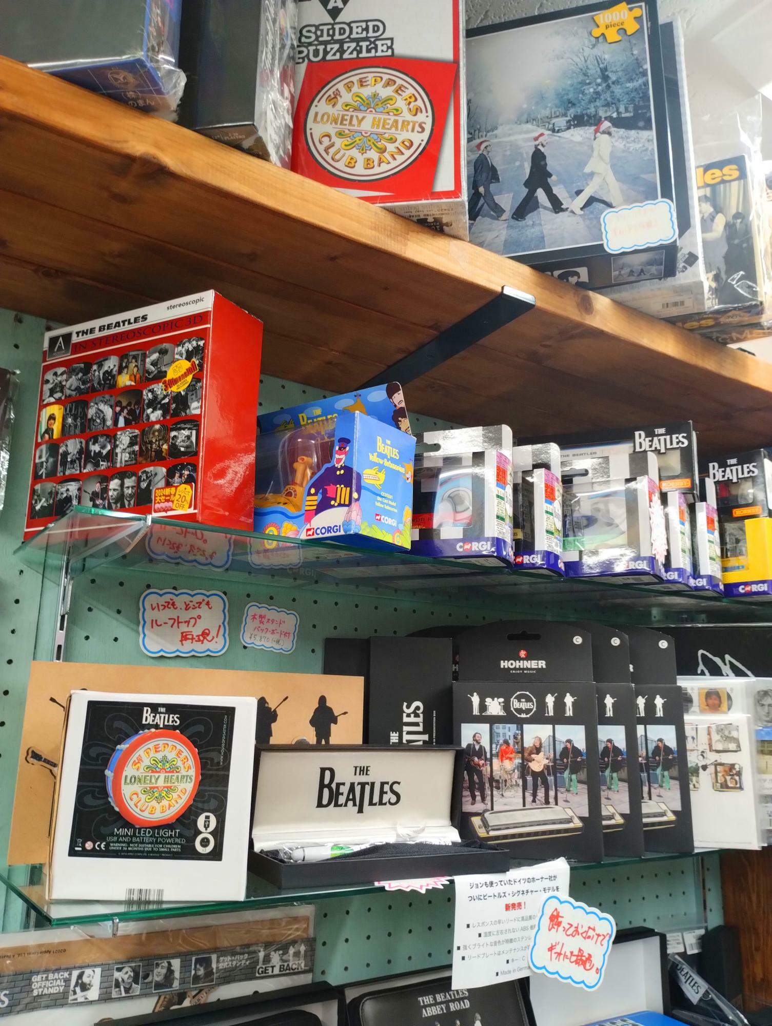 小さなお店の中には床から天井までビートルズの商品が詰まっている。