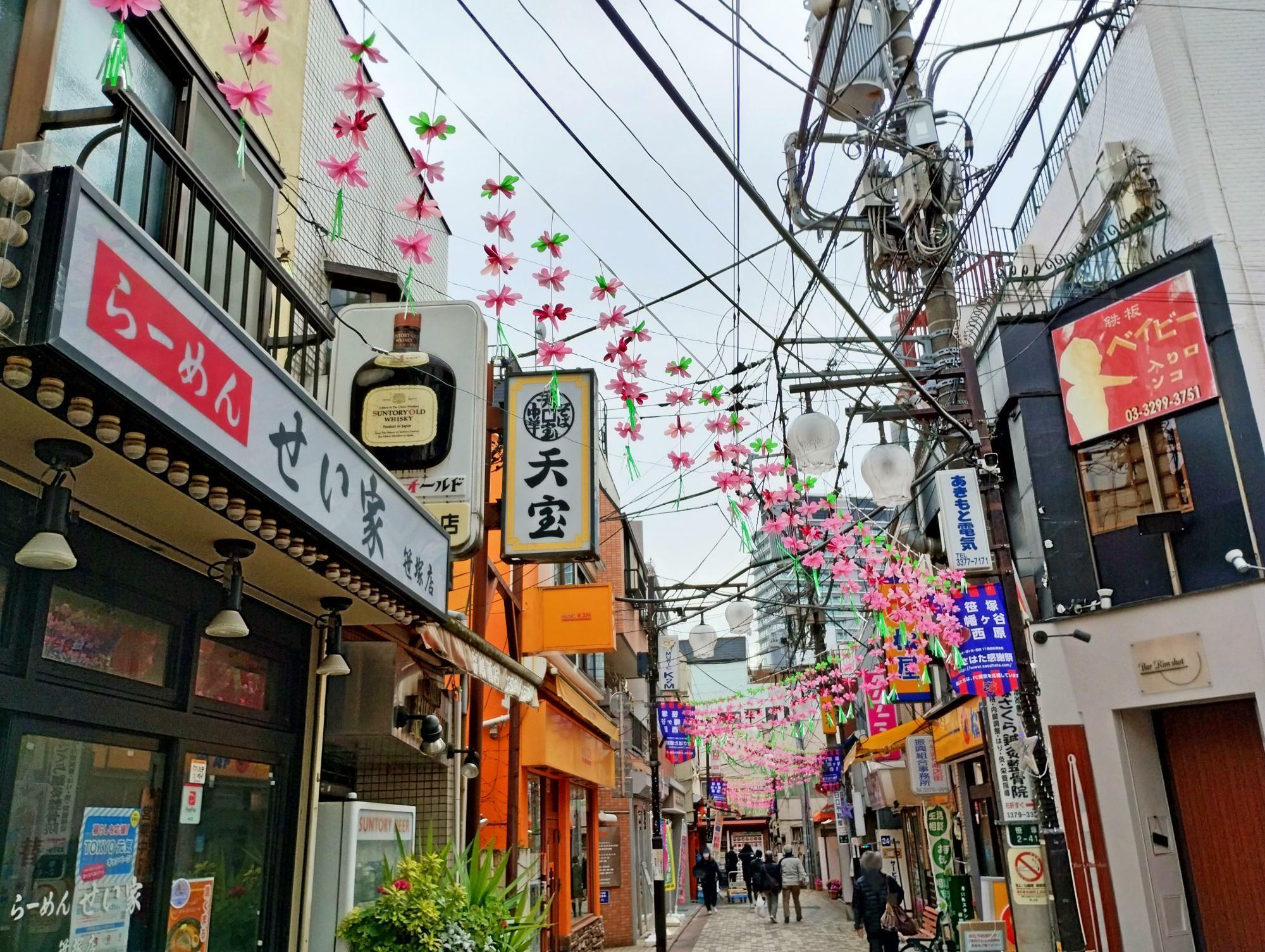 渋谷に残る昭和な商店街を歩くとダルマウイスキーの看板を見ることができます