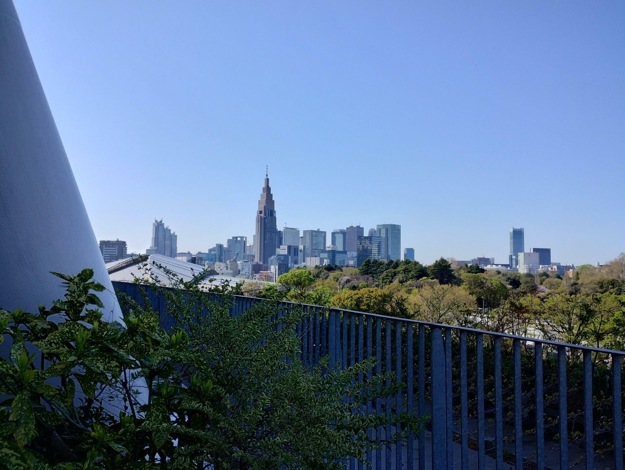 代々木駅のドコモタワーが見えます。