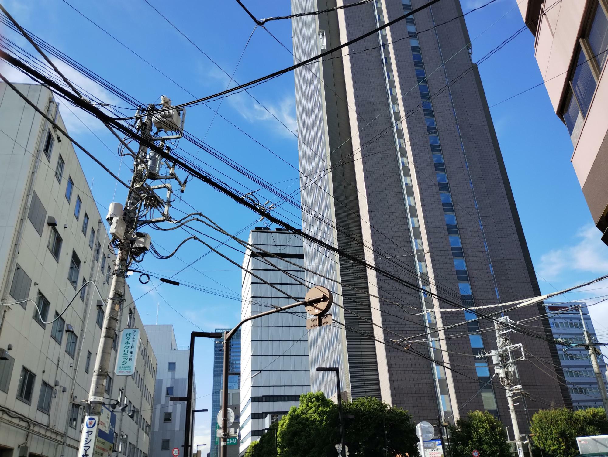 電柱が地下化されていない道路