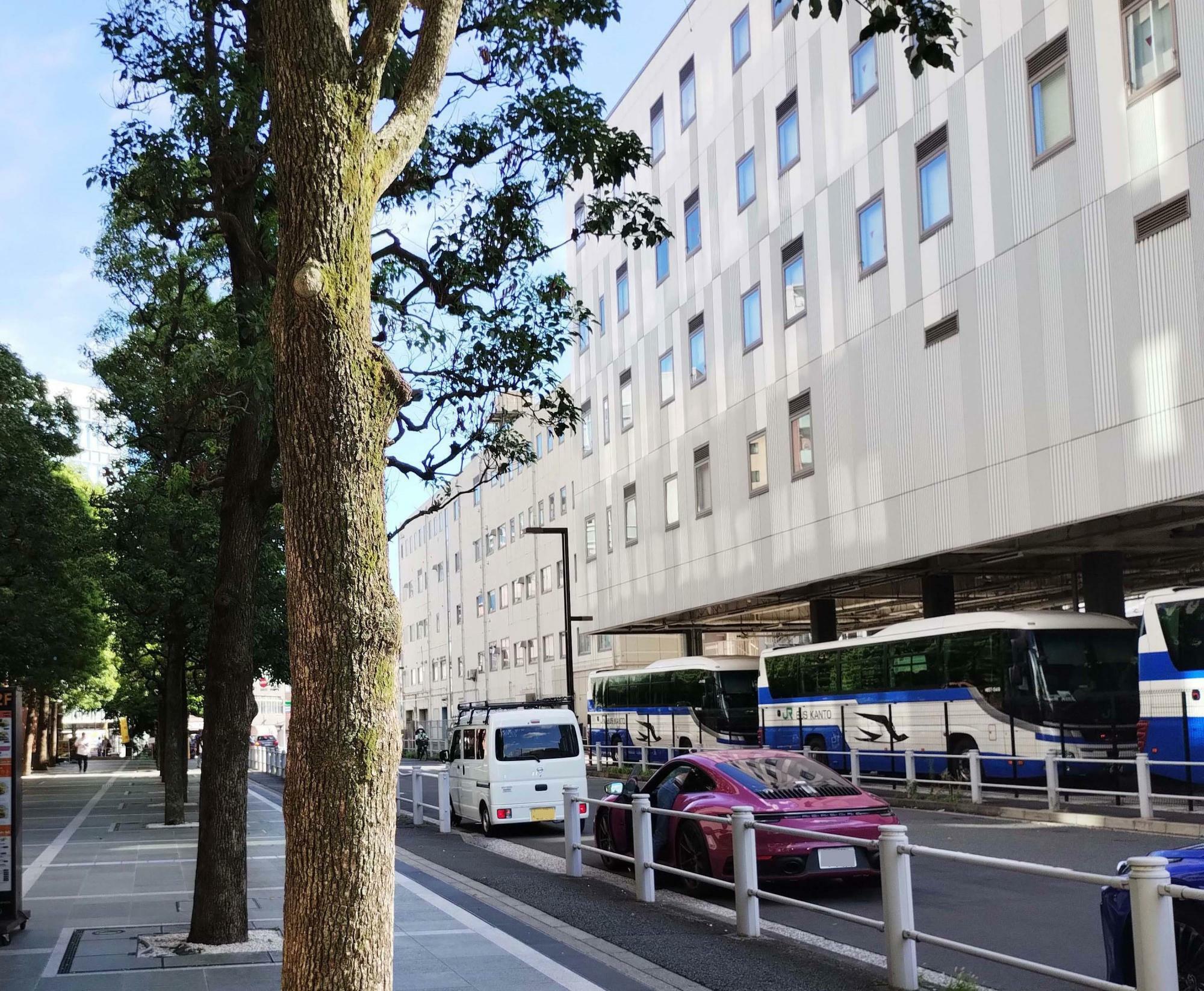 目の前に建つJR東日本施設