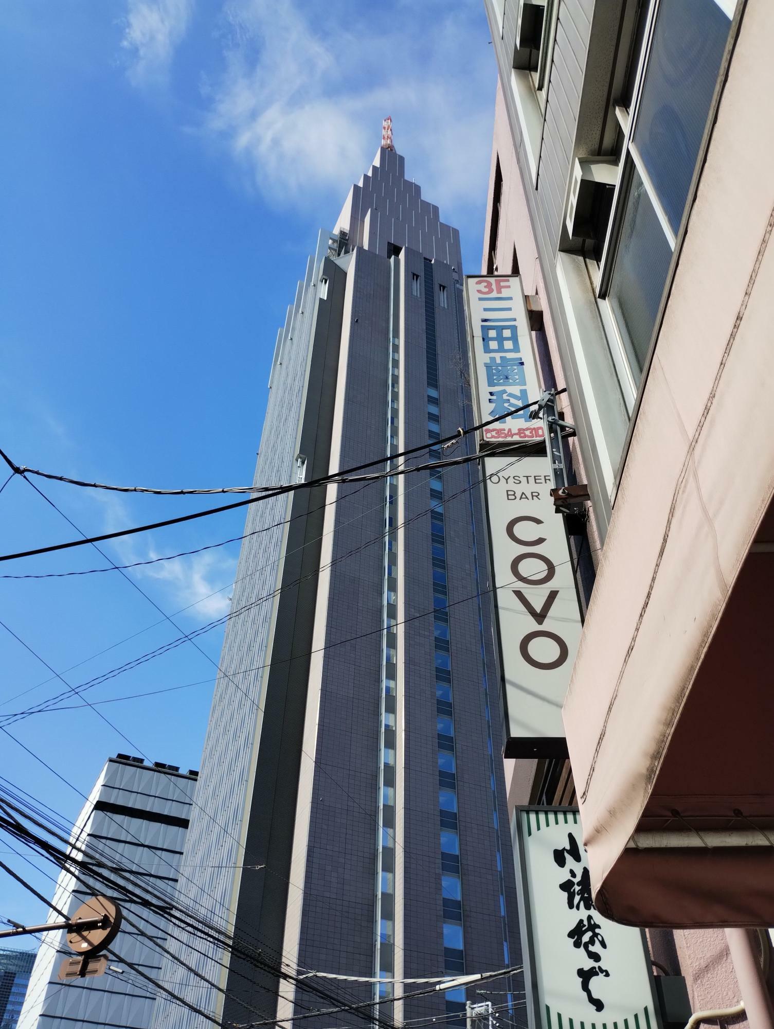 高層ビル近くに電線が見られるのは珍しい風景です