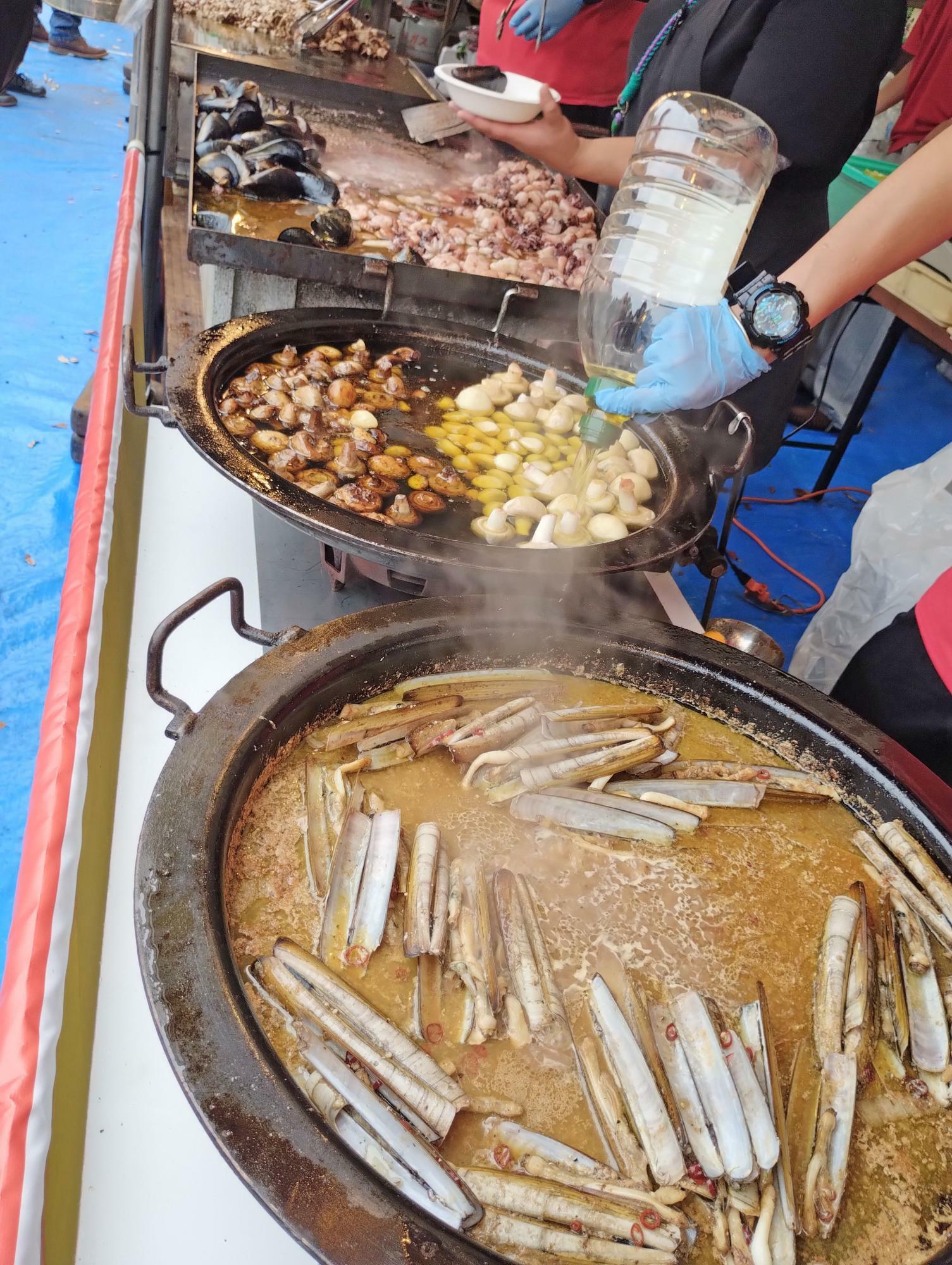 魚介のアヒージョ単品900円　バケット付き1,100円