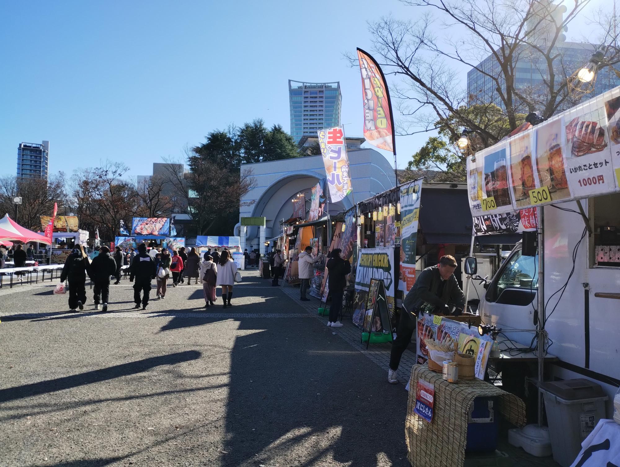 ステージからはアイドルの歌声が聞えています