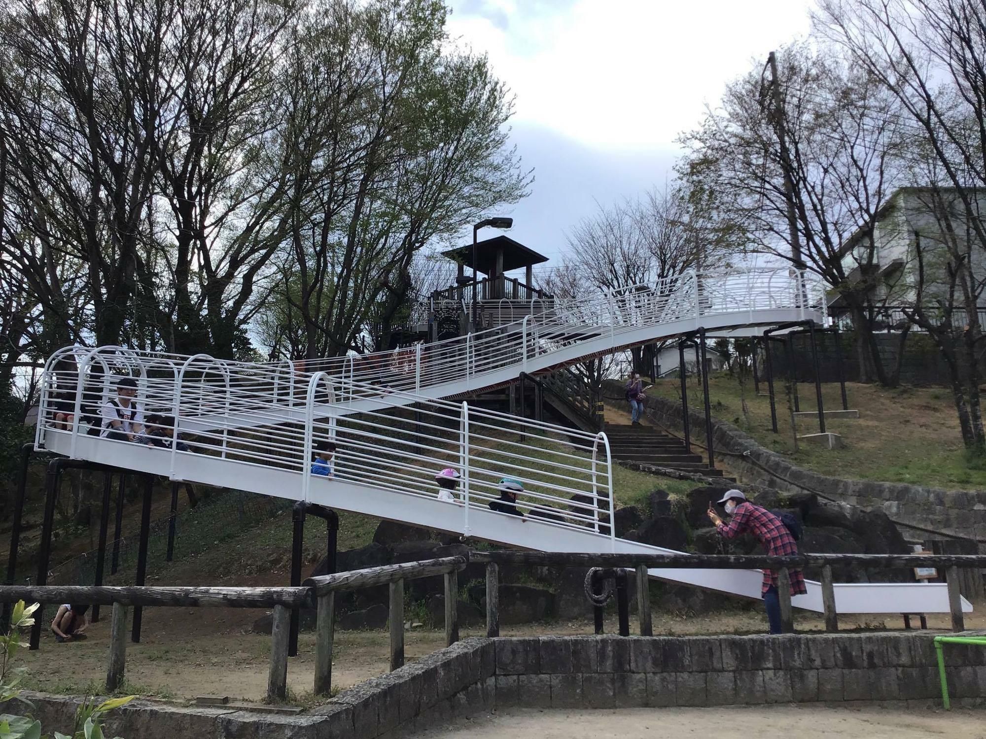 清水坂公園の巨大ローラーすべり台