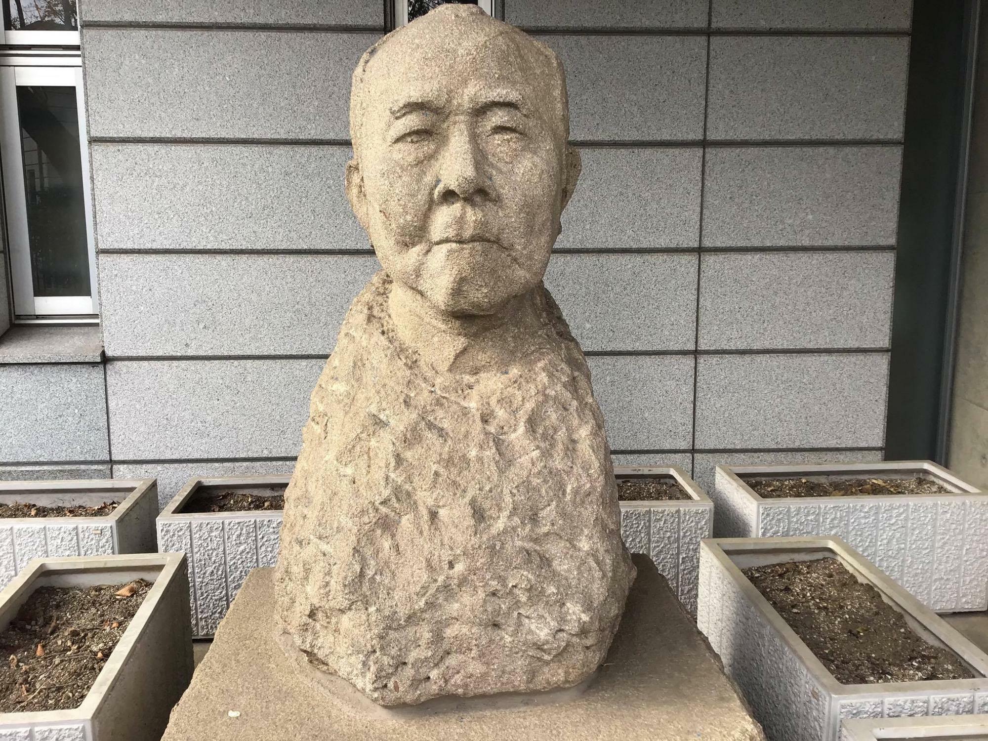 渋沢史料館の玄関脇に置かれた渋沢栄一の像
