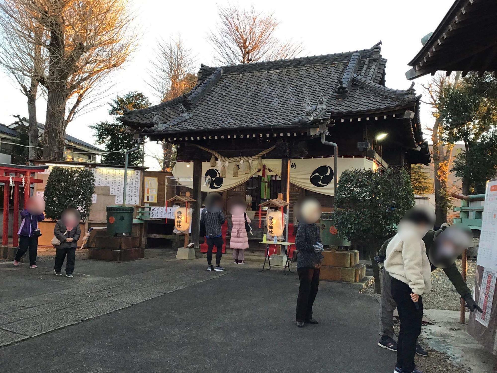 昨年、2021年1月1日午前7時過ぎの香取神社の境内の様子。