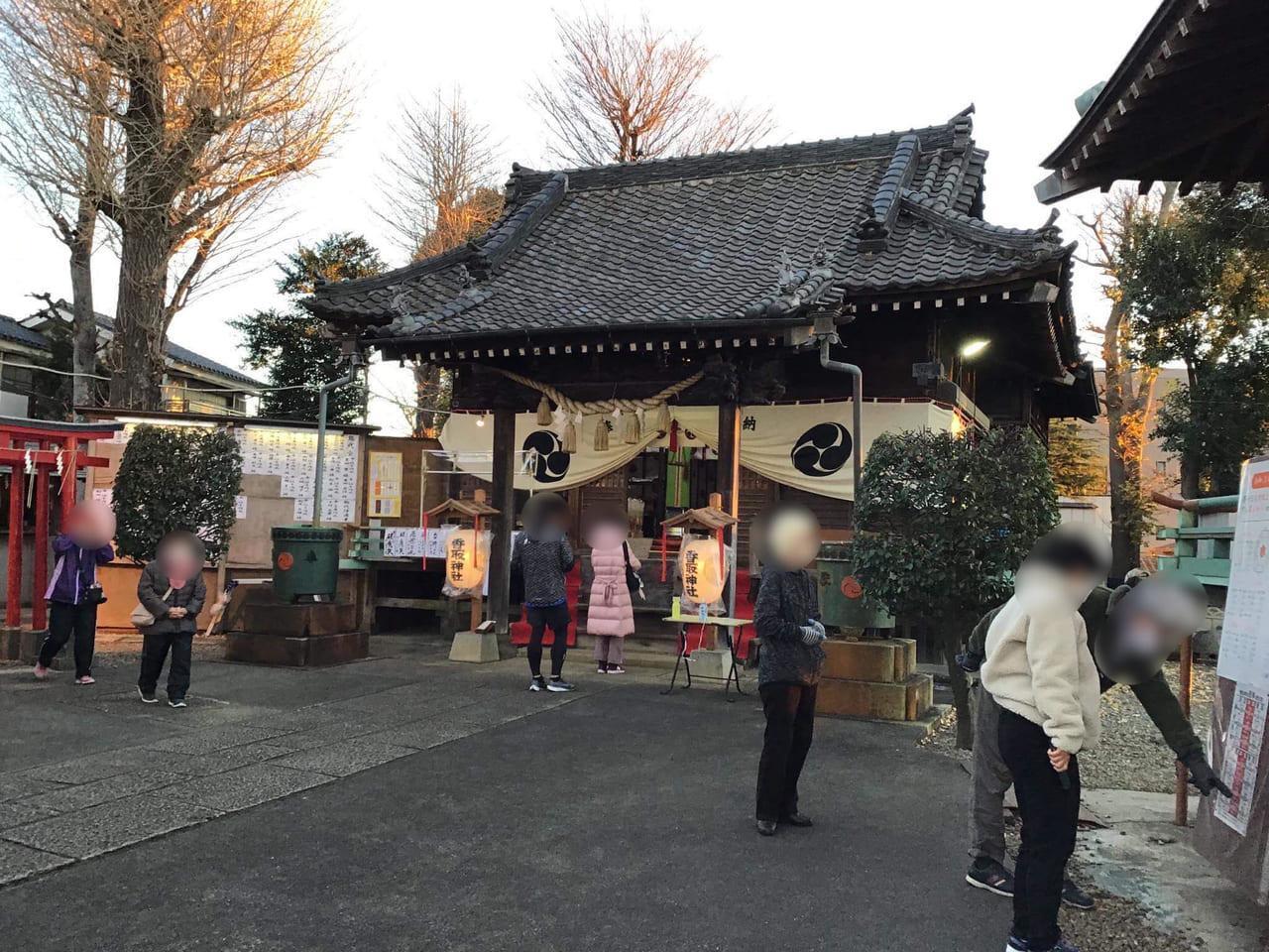 2021年1月1日午前7時過ぎの香取神社の初詣の様子。