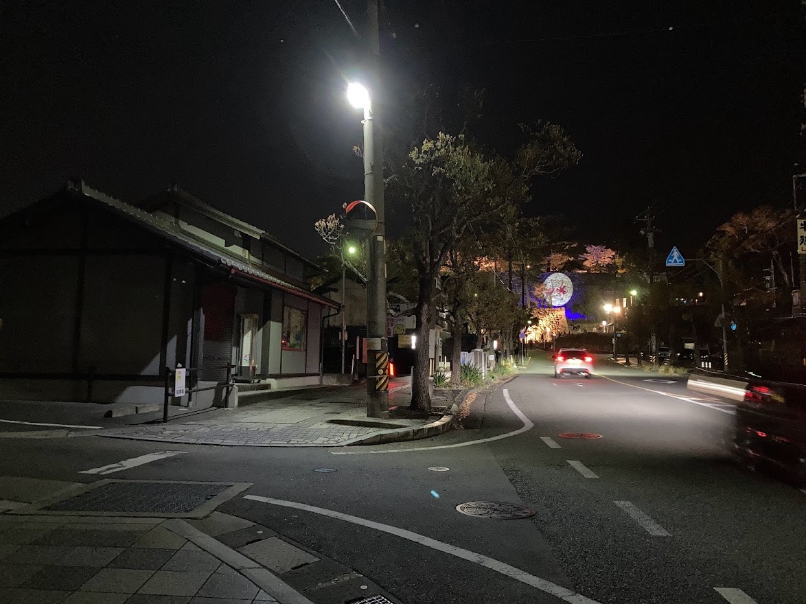 松阪市役所前通りから見える松阪公園ライトアップ