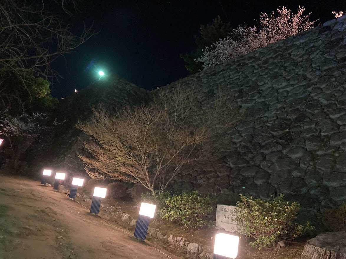 松坂城跡の足元を照らす灯り