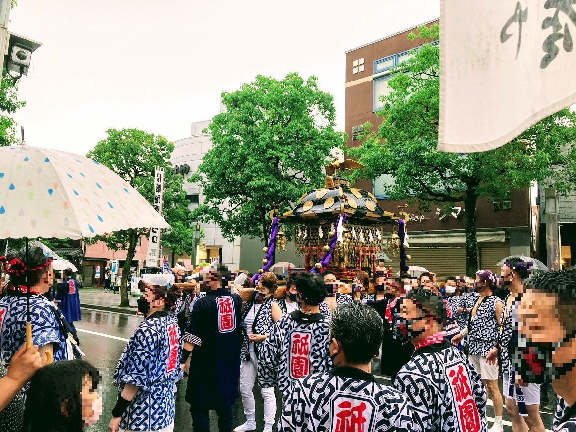 紫色の飾り紐が特徴の松阪神社のお神輿