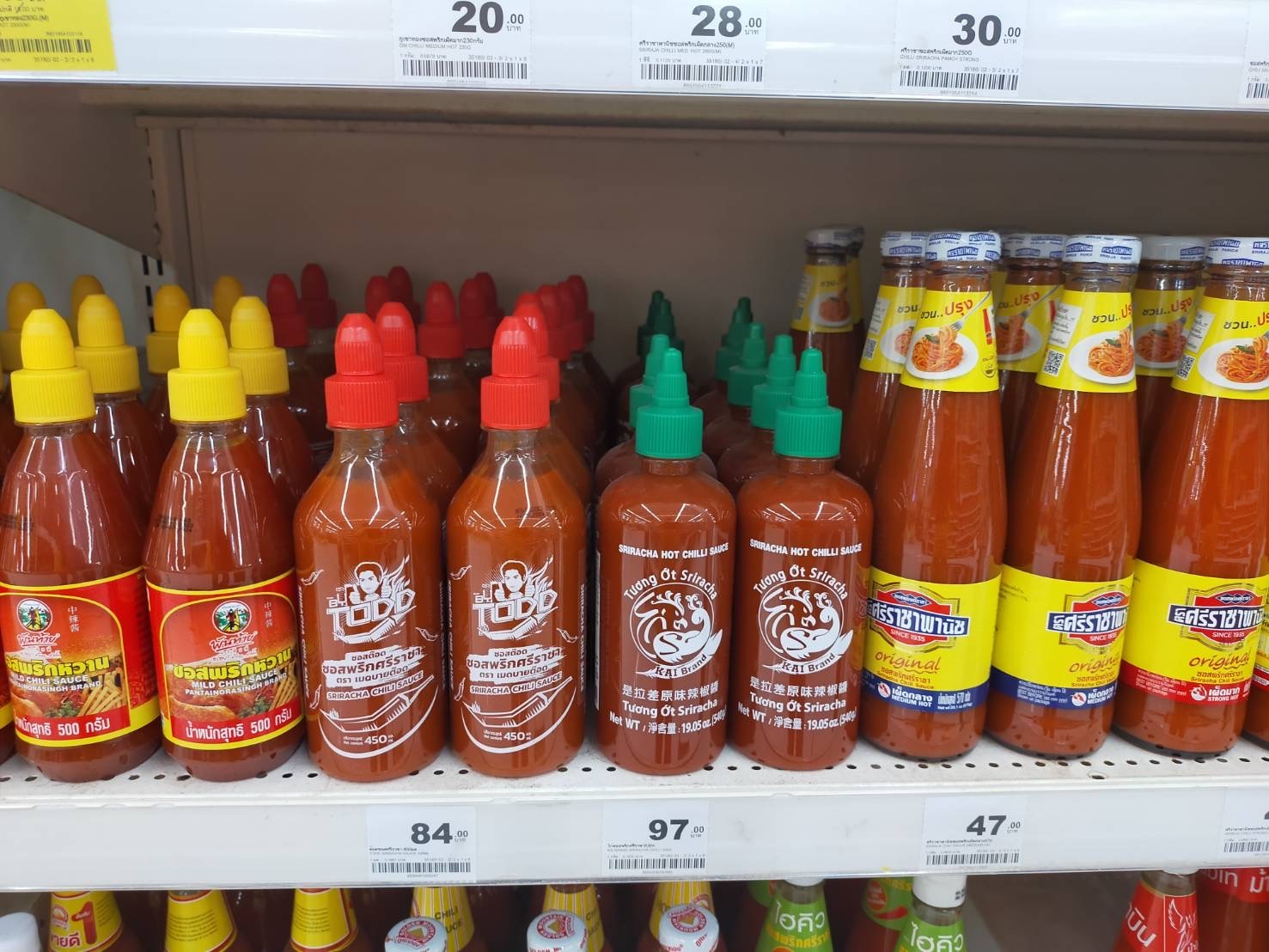 こちらはタイのスーパーにて。色々なブランドのスリラチャソースがあります。