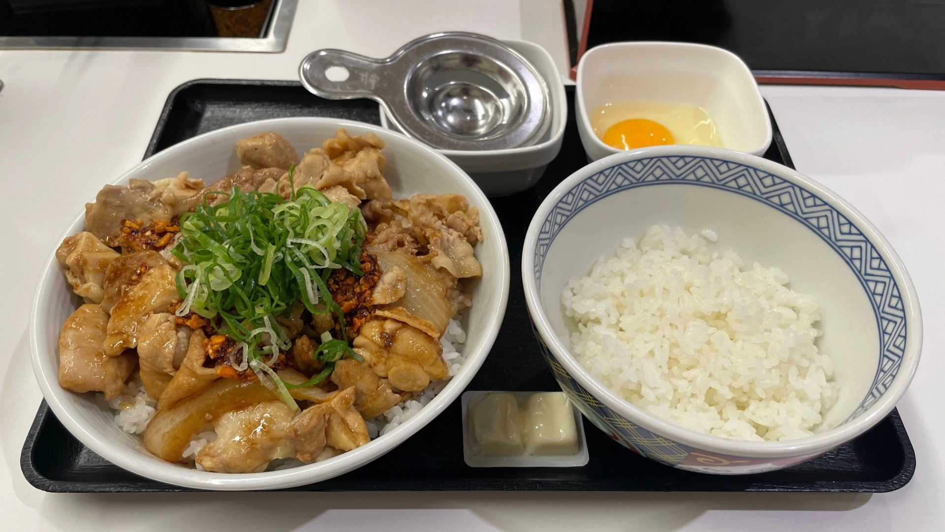 吉野家 丼ぶり赤色珍しい - キッチン/食器