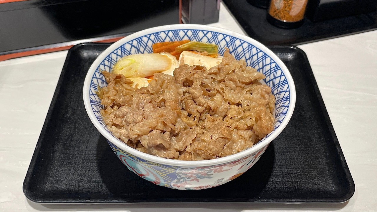 吉野家で「大盛り牛すき丼」を注文してみた（進撃のグルメ 