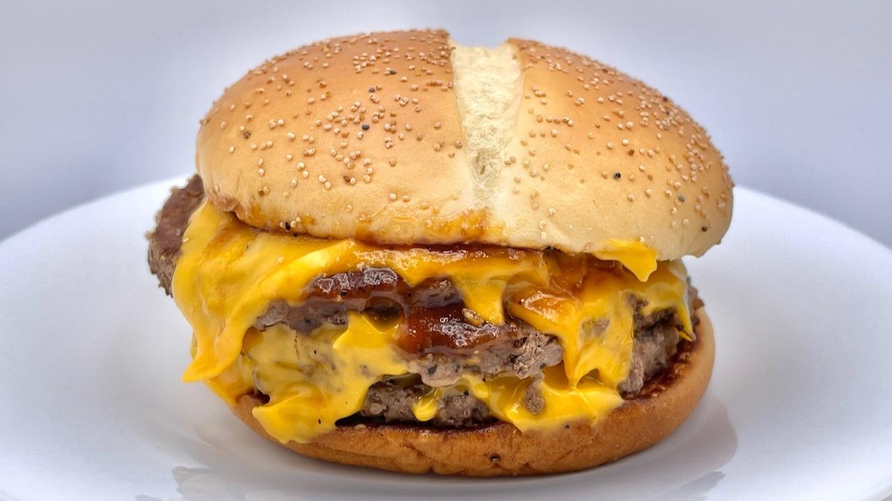 マクドナルドで「820円の新商品」を食べてみた感想（進撃の