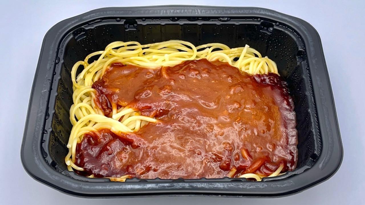 セブン-イレブン「大盛りパスタ（300円）」を実食 コクがあってクセに